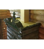 Большой изразцовый камин в доме из архангельской корабельной сосны.