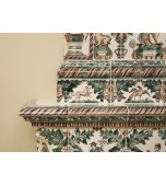 Печь с сюжетными многоцветными изразцами.