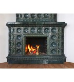 Изразцовый камин с классической компоновкой и короной в виде ракушки.