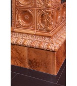 Изразцовый камин с топкой, открывающейся вертикально.