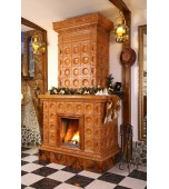 Изразцовый камин с классической архитектурой камерных размеров.