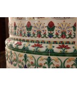 Полукруглая печь с изразцами, расписанными по сырой эмали.