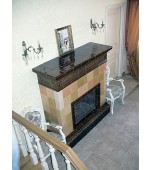 Поясной изразцовый камин с ритмическими мотивами.