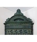 Изразцовый камин с классической компоновкой и короной в виде ракушки.