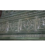 Большой изразцовый камин в доме из архангельской корабельной сосны.