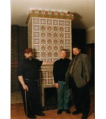 Камин с орнаментальными цветными изразцами