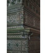 Большой изразцовый камин в доме из архангельской корабельной сосны.