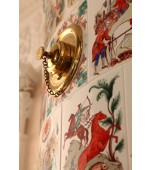 Полукруглая печь с изразцами, расписанными по сырой эмали.