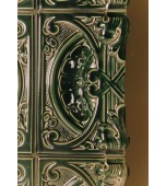 Пристенный изразцовый камин.