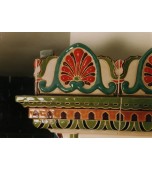 Камин с орнаментальными цветными изразцами