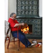 Изразцовый камин с классической компоновкой и короной в виде ракушки.