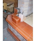 Монтаж изразцового камина с шамотными деталями.