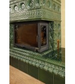 Изразцовый камин с лабрадором.