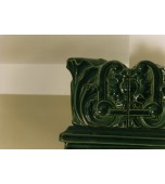 Пристенный изразцовый камин.