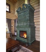 Большой изразцовый камин в доме из архангельской корабельной сосны.