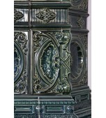 Изразцовый камин с классической компоновкой и короной в виде ракушки.