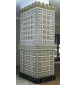 Камин с орнаментальными цветными изразцами