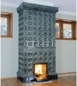 Пристенный изразцовый камин.