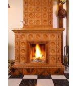 Изразцовый камин с классической архитектурой камерных размеров.