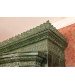 Изразцовый камин с овальным эркером.