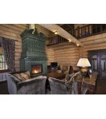 Большой изразцовый камин в доме из архангельской корабельной сосны.