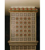 Камин с орнаментальными цветными изразцами