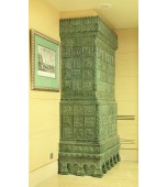 Печь с сюжетными изразцами.