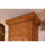 Изразцовый камин с классической архитектурой камерных размеров.