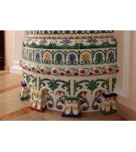 Полукруглая печь с изразцами, расписанными по сырой эмали.