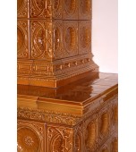 Изразцовый камин с классической архитектурой камерных размеров.