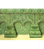 Печь с сюжетными изразцами.