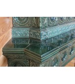 Изразцовый камин с классической компоновкой.