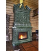 Большой изразцовый камин в доме из архангельской корабельной сосны.