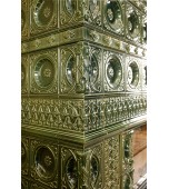 Изразцовый камин с лабрадором.