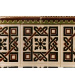 Камин с орнаментальными цветными изразцами