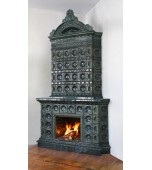 Изразцовый камин с классической компоновкой и короной в виде ракушки.