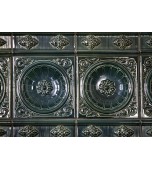 Изразцовый камин с классической компоновкой и короной в виде ракушки.