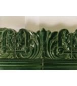 Пристенный изразцовый камин.