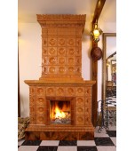 Изразцовый камин с классической архитектурой камерных размеров.