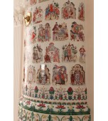 Полукруглая печь с изразцами, расписанными по сырой эмали.