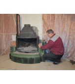 Монтаж изразцового камина с овальным эркером