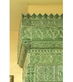 Печь с сюжетными изразцами.