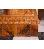 Изразцовый камин с классической архитектурой камерных размеров.