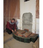 Монтаж изразцового камина с овальным эркером