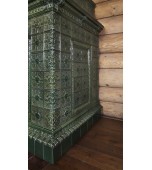 Большой изразцовый камин в доме из архангельской корабельной сосны.