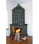 Изразцовый камин с классической компоновкой и короной в виде ракушки.