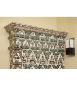 Печь с сюжетными многоцветными изразцами.