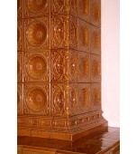 Изразцовый камин с классической архитектурой камерных размеров.