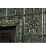 Большой изразцовый камин в доме из архангельской корабельной сосны.