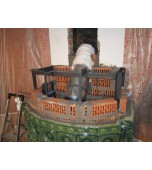 Монтаж изразцового камина с овальным эркером